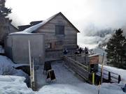 Refuge De L'Oule in the middle of the ski area