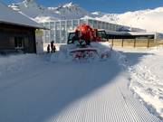 The snow groomer at work on the Grasjoch