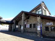 Very well-maintained ticket area in Ampriu 1900