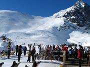 Bustling activity at Skalnaté Pleso with a view of the difficult piste
