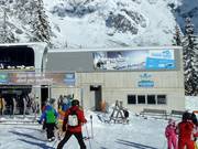 Strikingly inconspicuous: toilets and waste bins at the service building
