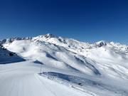 In the upper area of the ski resort, you can take a detour into the deep snow.