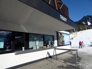 Very well-maintained ticket area at the Egghof parking lot