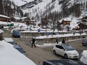 Several hotels are clustered around the parking lot in Stafal.