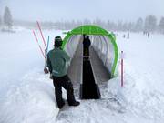 At the conveyor belt, beginners are assisted