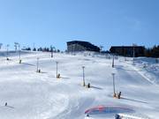 View of the wide Front Slopes at the Levi Nord and Glacier Express chairlifts