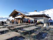 Mountain hut tip Rifugio Paradiso