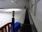 Dedicated beginner slope on the right side of the ski hall