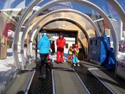 In the children's area, the staff assists at the conveyor belt.
