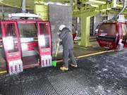 The stations of the gondola lift are cleaned with great dedication.