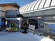 Presence of staff at the valley station of the chairlift