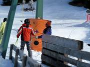 The staff hands over the plate at the ski lift.