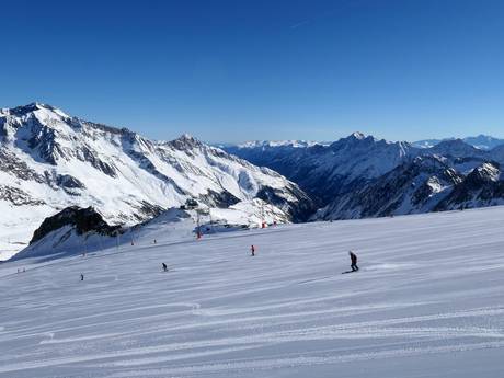 Slope offering 5 Tyrolean Glaciers – Slope offering Stubai Glacier (Stubaier Gletscher)
