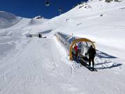 Conveyor belt next to the glacier restaurant at an altitude of 2,750 m