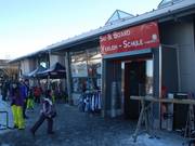 One stop shopping: Rental and ski school at the valley station of the Ettelsberg cable car