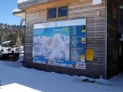 Information board at the base station showing open lifts and slopes