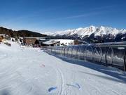 Covered conveyor belt of the Sterzing ski school at the mountain station of the gondola lift