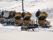 Italian snowmakers in French snow