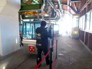 Skis must be removed when using the gondola lift.