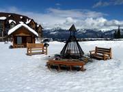 The little ones can warm up by the open fire.