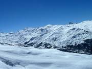 The guides know countless off-piste routes in the terrain between Pointe de la Masse and Saint Martin.