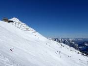 Black slopes and powder slopes at the Hornbahn 2000 lift