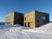 Hotel Chetzeron in the middle of the ski area