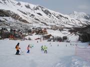 Ski school groups on the valley run to Saint Sorlin