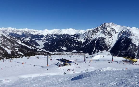 Skiing in the Two Country Ski Arena in North and South Tyrol