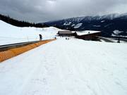 Conveyor belt and practice slope Little Bit at the mid-station