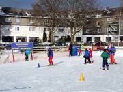 Directly opposite the hotels is the children's area of the ski school.