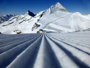 Perfectly groomed slopes with views of the Snowpark and Olperer