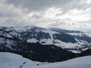 View from the Crêt du Midi to the Mont Rond, with the Mont Lachat in the background on the right, and the Mont Bisanne further back in the center.