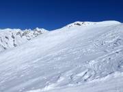 Wide powder slopes next to the pistes