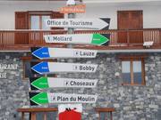 Clear directional sign in Saint Sorlin
