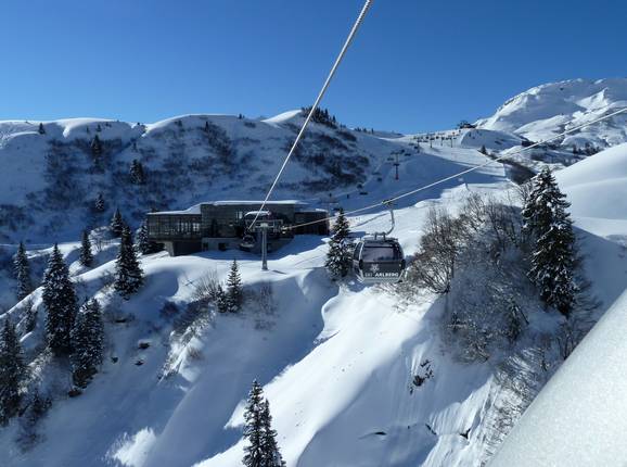 Auenfeldjet (Lech Zürs <> Warth-Schröcken) - 10pers. Gondola lift with seat heating (monocable circulating ropeway)