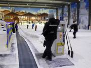 At the conveyor belt, staff are always present.