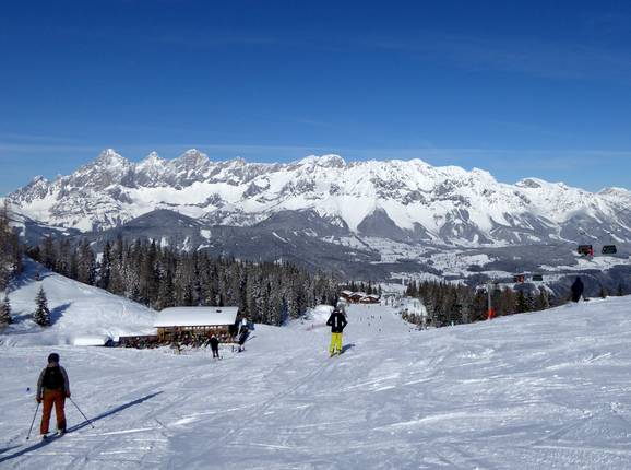Omnipresent throughout the 4-Mountain Ski Area: a view of the Dachstein