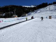 Conveyor belt at the valley station of the ski school