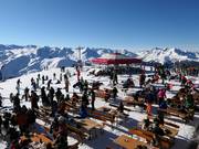 Hoadlbuffet and umbrella bar with small snacks