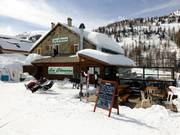 Les Choucas is located right next to the children's area.