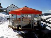When the sun is shining, the roof comes off. The umbrella bar is also open during night skiing.