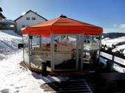 When the sun is shining, the roof opens. The umbrella bar is also open during night skiing sessions.