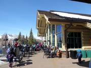 Sun terrace of Carol's Dollar Mountain Lodge