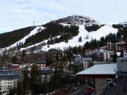 View of the accommodations in Åre with the slopes in the background