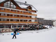 The Front Neige of La Toussuire: restaurants on the lower floors, holiday apartments on the upper floors