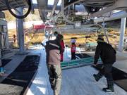 Friendly assistance when boarding the chairlift