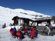 Ending the ski day on the sun terrace
