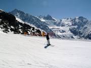 Ski slope Seetalhorn-Durlochhorn-Plattja with a view of the Ried Glacier