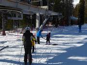 Assistance when getting on the drag lift